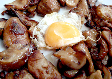 Porcini with fried egg at Cisne Azul in Madrid