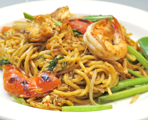 Mee Goreng (Stir-fried egg noodles with shrimp, tofu and bean sprouts)